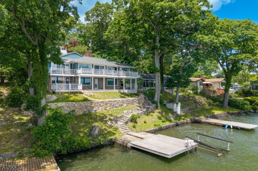 40 Ithanell Rd, Hopatcong Boro, NJ 07843