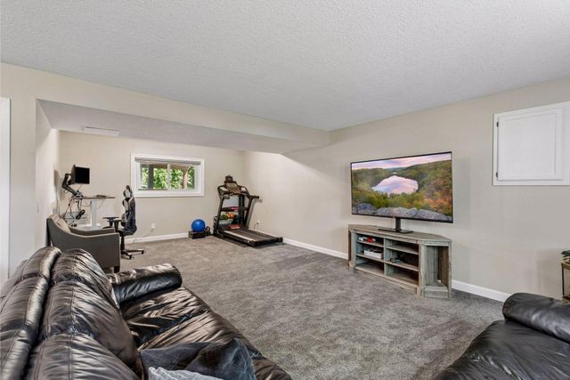 9056 Glacier Road, Woodbury, MN 55125