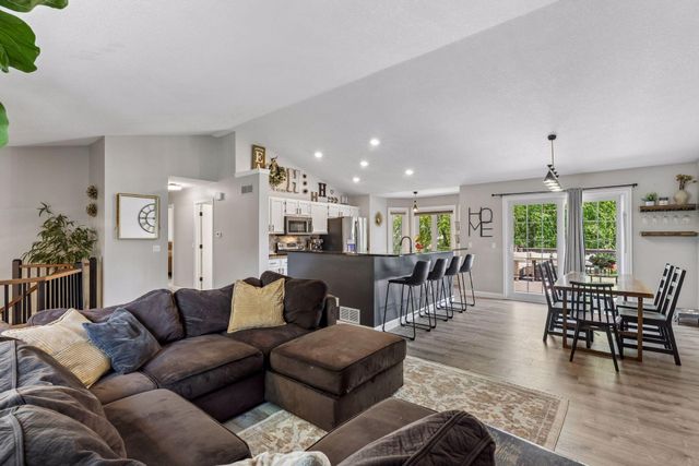 9056 Glacier Road, Woodbury, MN 55125