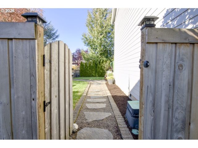 16782 Sw HARGIS Rd, Beaverton, OR 97007