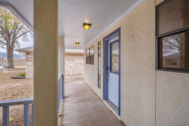 504 Leah LN, Smithville, TX 78957
