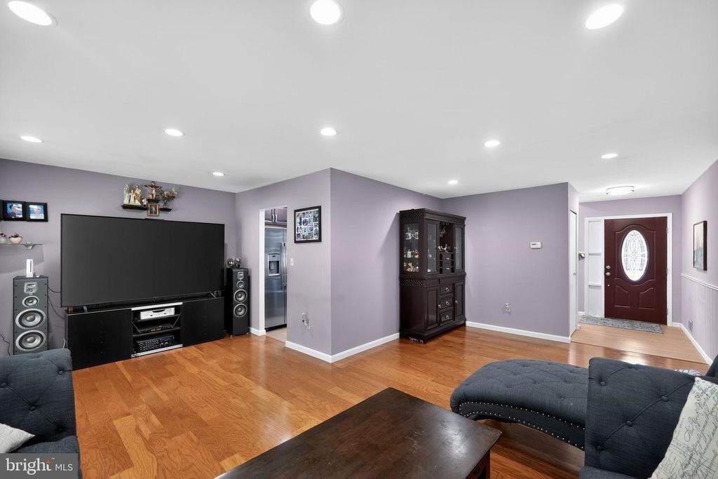 Image 10 of property listing at 8113 PHIRNE RD E, Glen Burnie, MD 21061