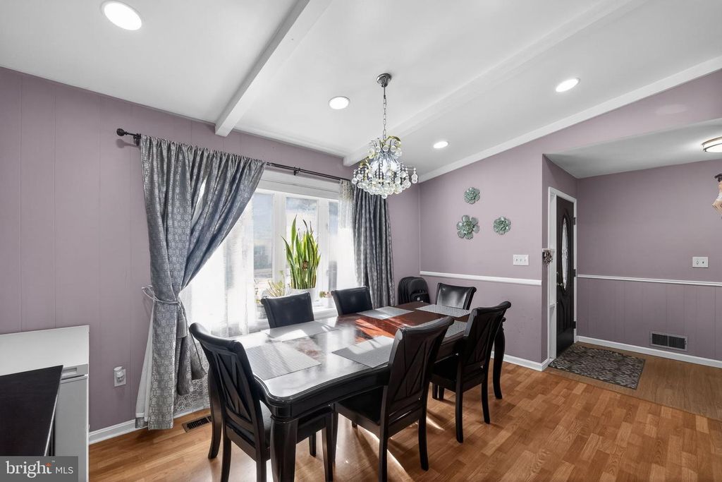 Image 11 of property listing at 8113 PHIRNE RD E, Glen Burnie, MD 21061