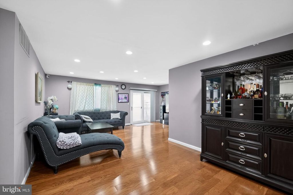 Image 14 of property listing at 8113 PHIRNE RD E, Glen Burnie, MD 21061