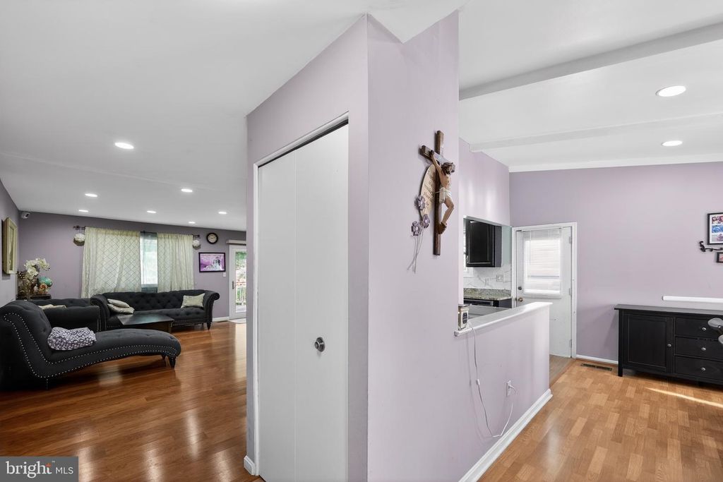 Image 8 of property listing at 8113 PHIRNE RD E, Glen Burnie, MD 21061