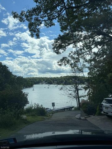 11 Skytop Rd, Hopatcong Boro, NJ 07821