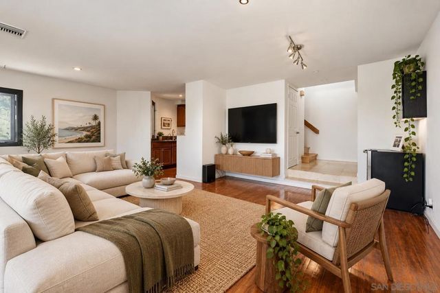 2287 Caminito Pasada 101, San Diego, CA 92107