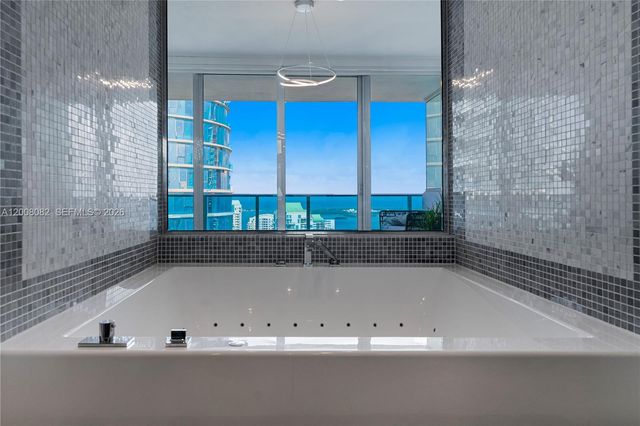 200 Biscayne Boulevard Way 5001, Miami, FL 33131
