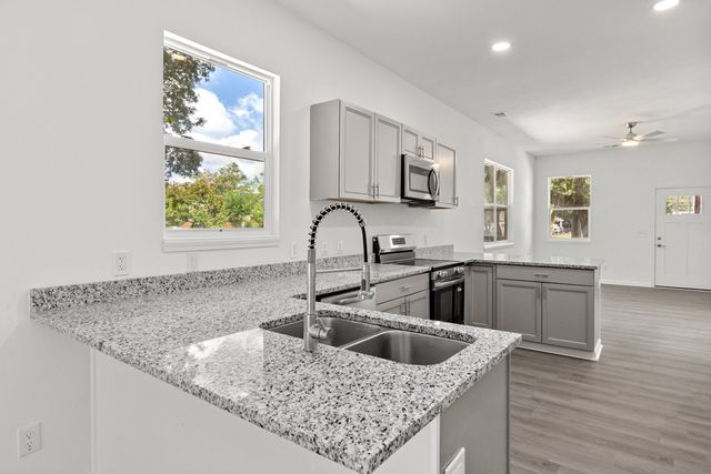 2013 Robertson Boulevard, North Charleston, SC 29406