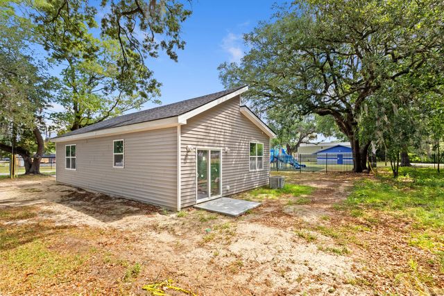 2013 Robertson Boulevard, North Charleston, SC 29406