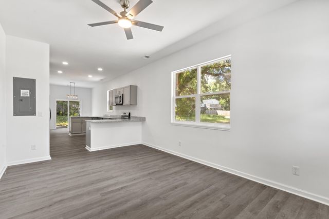 2013 Robertson Boulevard, North Charleston, SC 29406