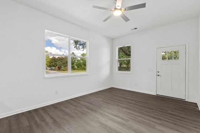 2013 Robertson Boulevard, North Charleston, SC 29406