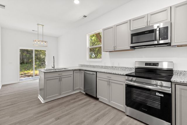 2013 Robertson Boulevard, North Charleston, SC 29406