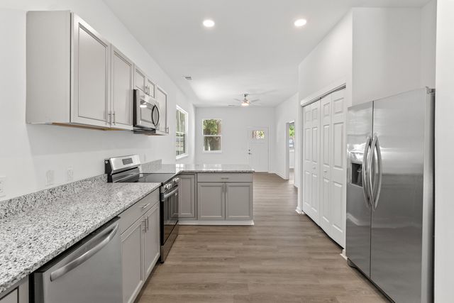 2013 Robertson Boulevard, North Charleston, SC 29406