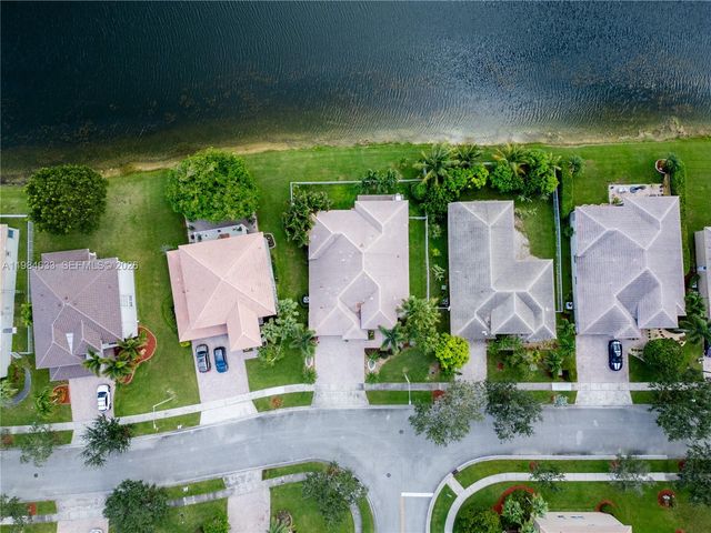 903 NW 167th Ave, Pembroke Pines, FL 33028