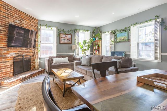 906 Hickory Street, St Louis, MO 63104
