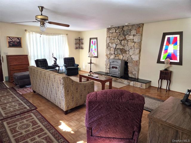 22 Hill Road, Saint James, NY 11780