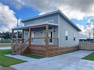 106 Landry Circ 106, Rockport, TX 78382