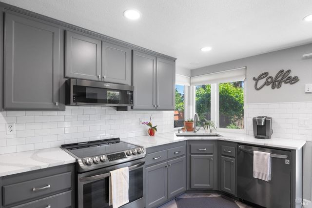 331 Bridgeport Ct, Vacaville, CA 95687