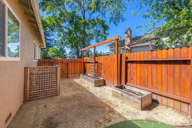 331 Bridgeport Ct, Vacaville, CA 95687