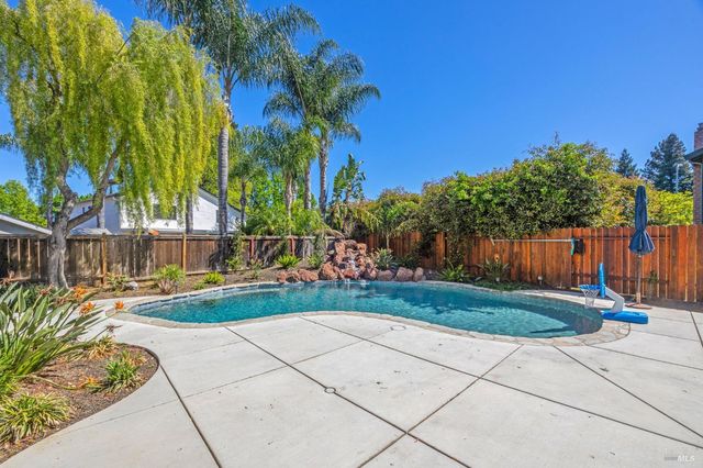 331 Bridgeport Ct, Vacaville, CA 95687