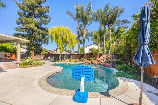 331 Bridgeport Ct, Vacaville, CA 95687