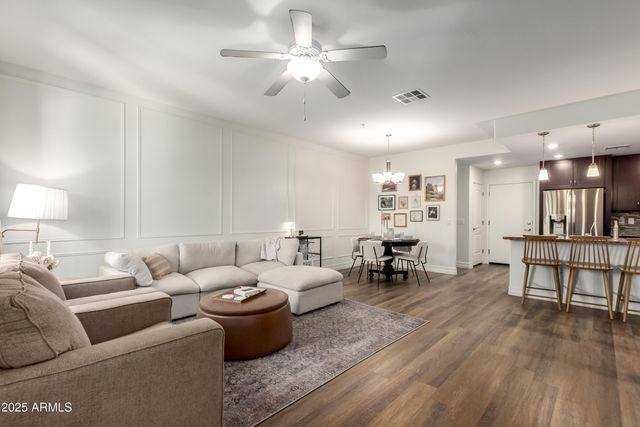 2821 S SKYLINE Drive 127, Mesa, AZ 85212