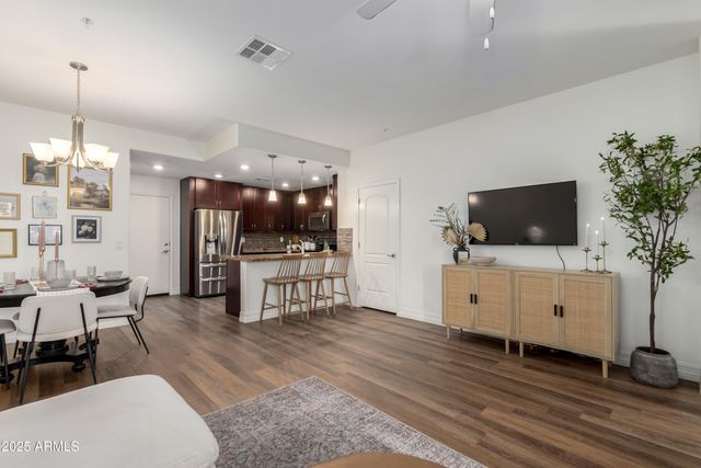 2821 S SKYLINE Drive 127, Mesa, AZ 85212