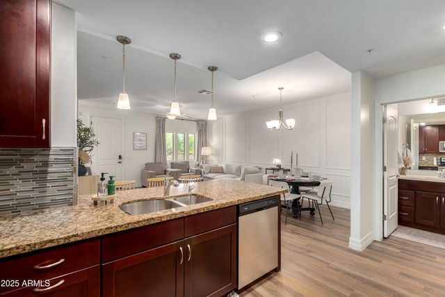 2821 S SKYLINE Drive 127, Mesa, AZ 85212