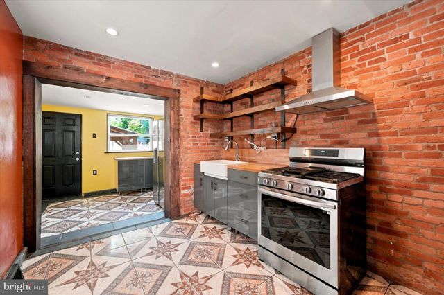 102 E HUNTINGDON ST, Philadelphia, PA 19125