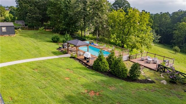 1009 Ray Loop Road, Westfield, NC 27053