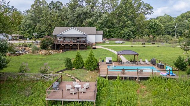 1009 Ray Loop Road, Westfield, NC 27053