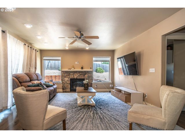 1592 Ne ROCKY Dr, Roseburg, OR 97470