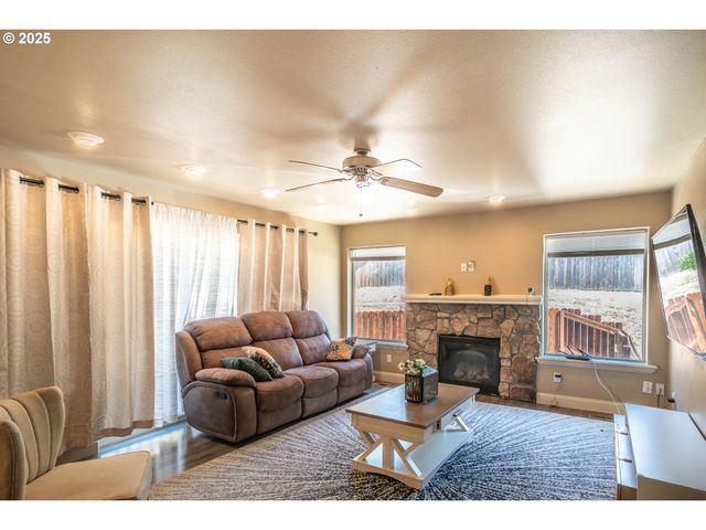 1592 Ne ROCKY Dr, Roseburg, OR 97470