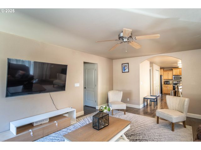 1592 Ne ROCKY Dr, Roseburg, OR 97470