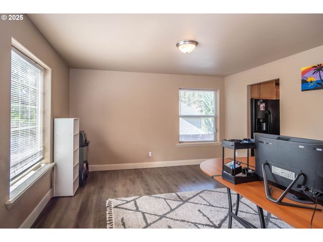 1592 Ne ROCKY Dr, Roseburg, OR 97470