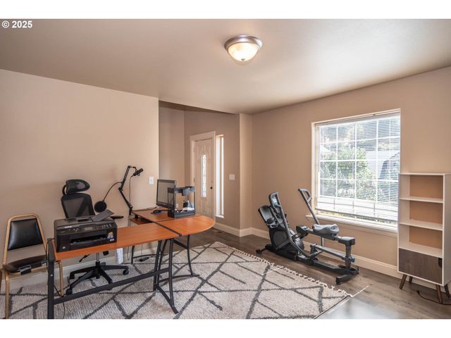 1592 Ne ROCKY Dr, Roseburg, OR 97470