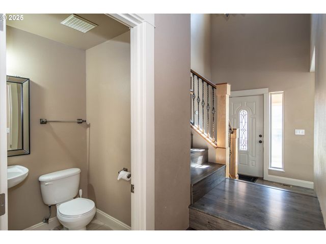 1592 Ne ROCKY Dr, Roseburg, OR 97470