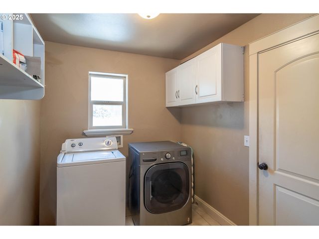 1592 Ne ROCKY Dr, Roseburg, OR 97470