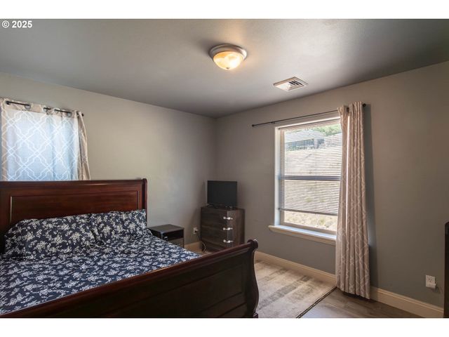 1592 Ne ROCKY Dr, Roseburg, OR 97470