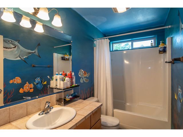 1592 Ne ROCKY Dr, Roseburg, OR 97470