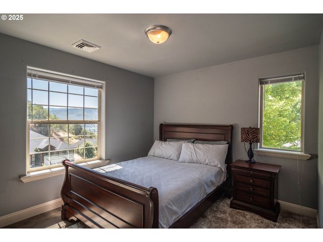 1592 Ne ROCKY Dr, Roseburg, OR 97470