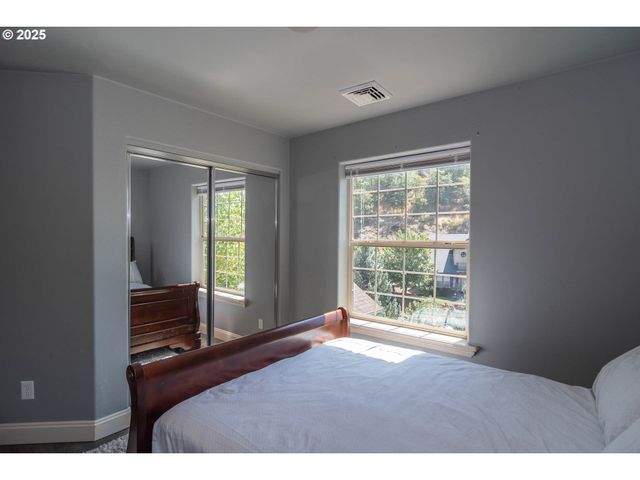 1592 Ne ROCKY Dr, Roseburg, OR 97470