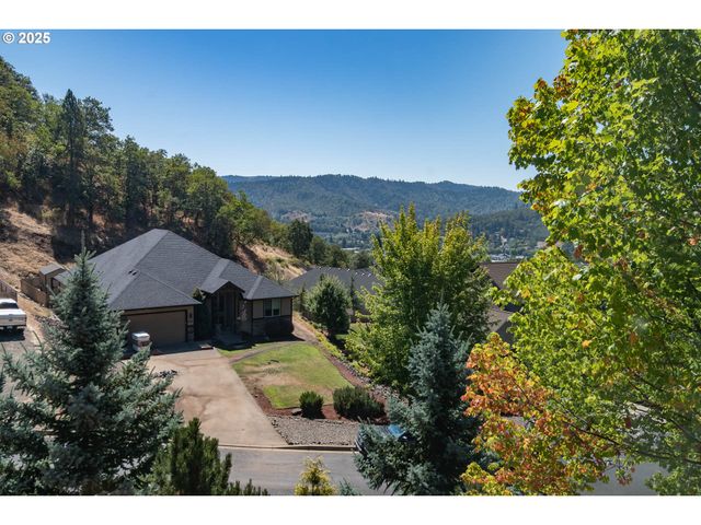1592 Ne ROCKY Dr, Roseburg, OR 97470