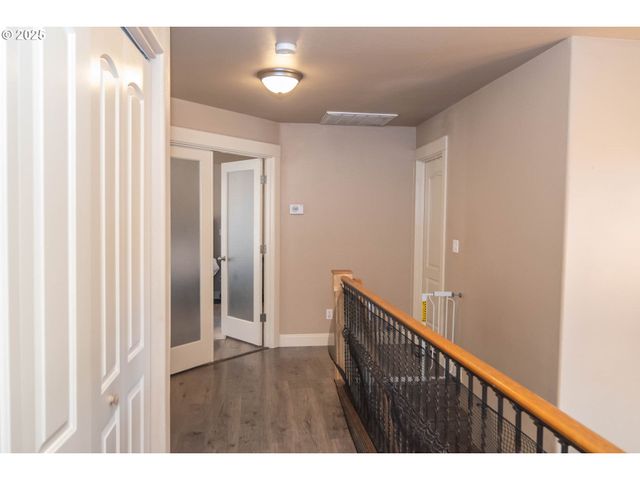 1592 Ne ROCKY Dr, Roseburg, OR 97470