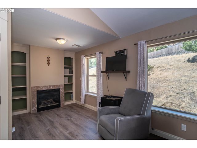 1592 Ne ROCKY Dr, Roseburg, OR 97470