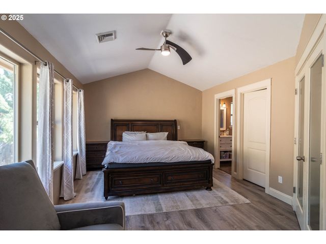 1592 Ne ROCKY Dr, Roseburg, OR 97470