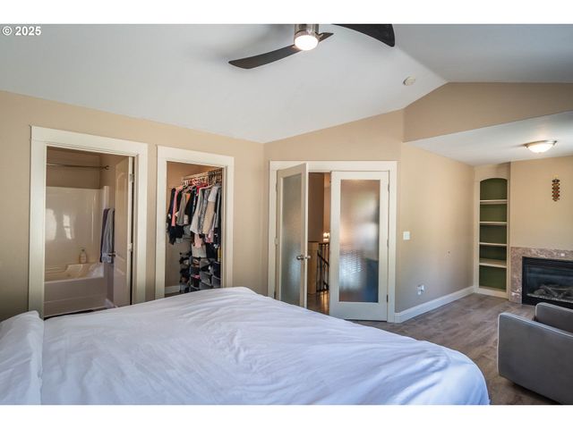 1592 Ne ROCKY Dr, Roseburg, OR 97470