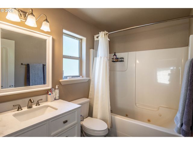 1592 Ne ROCKY Dr, Roseburg, OR 97470