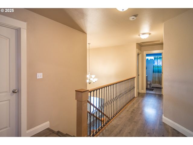 1592 Ne ROCKY Dr, Roseburg, OR 97470